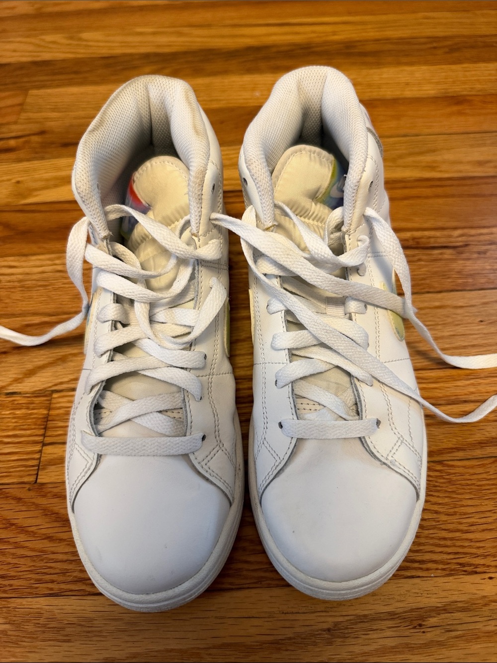 Women’s 7.5 White High-Top Sneakers - Classic Casual Style